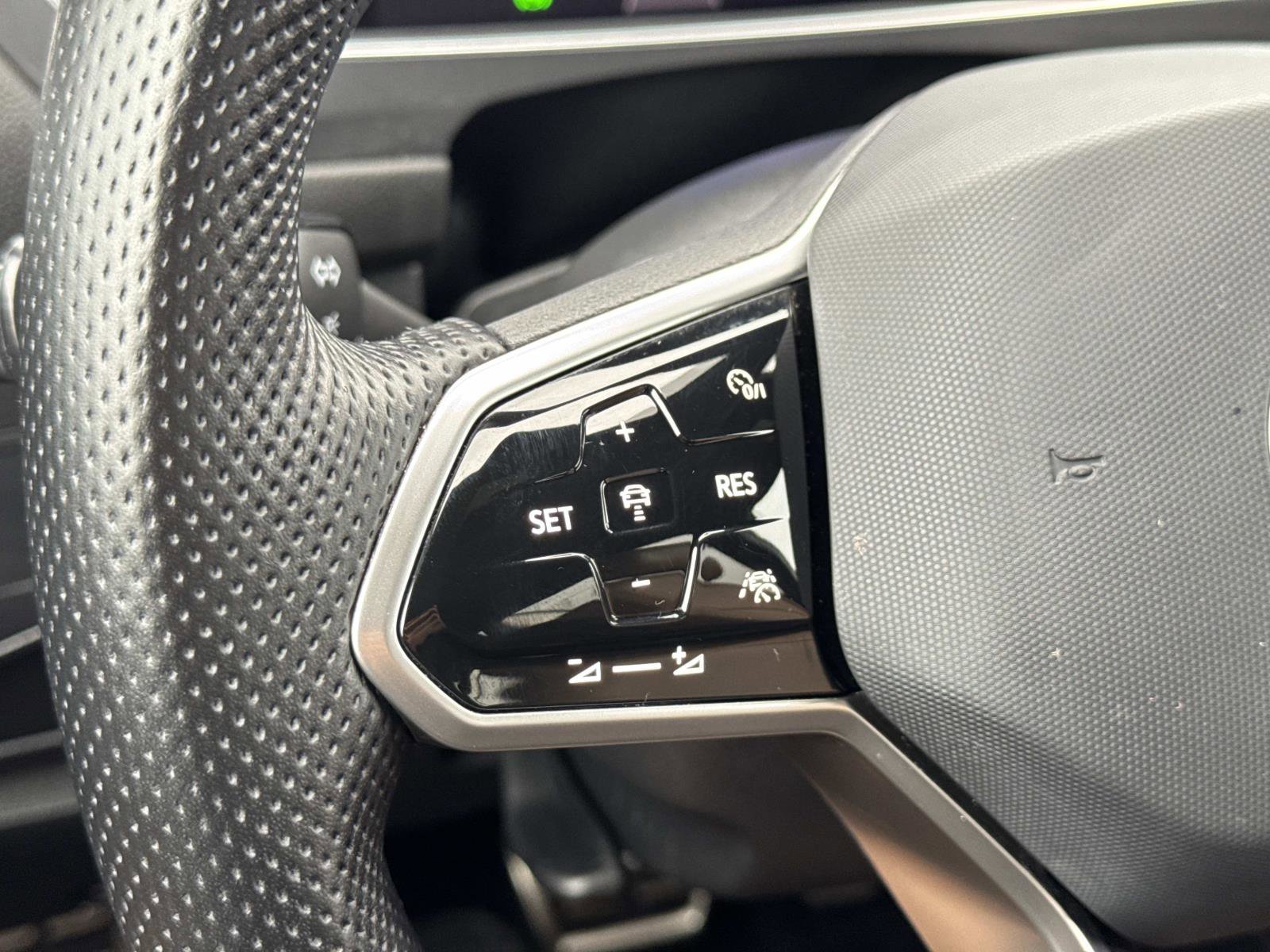 Certified 2022 Volkswagen Tiguan SE R-Line image 11