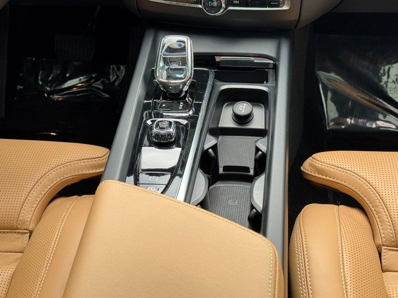 Certified 2023 Volvo XC60 B6 Ultimate w/ Protection Package Premier image 15