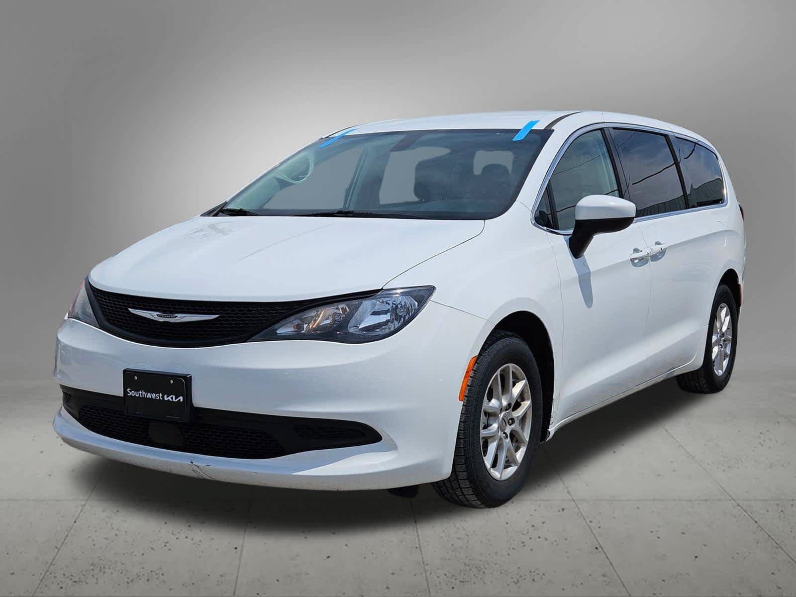 Used 2022 Chrysler Voyager LX FWD image 10