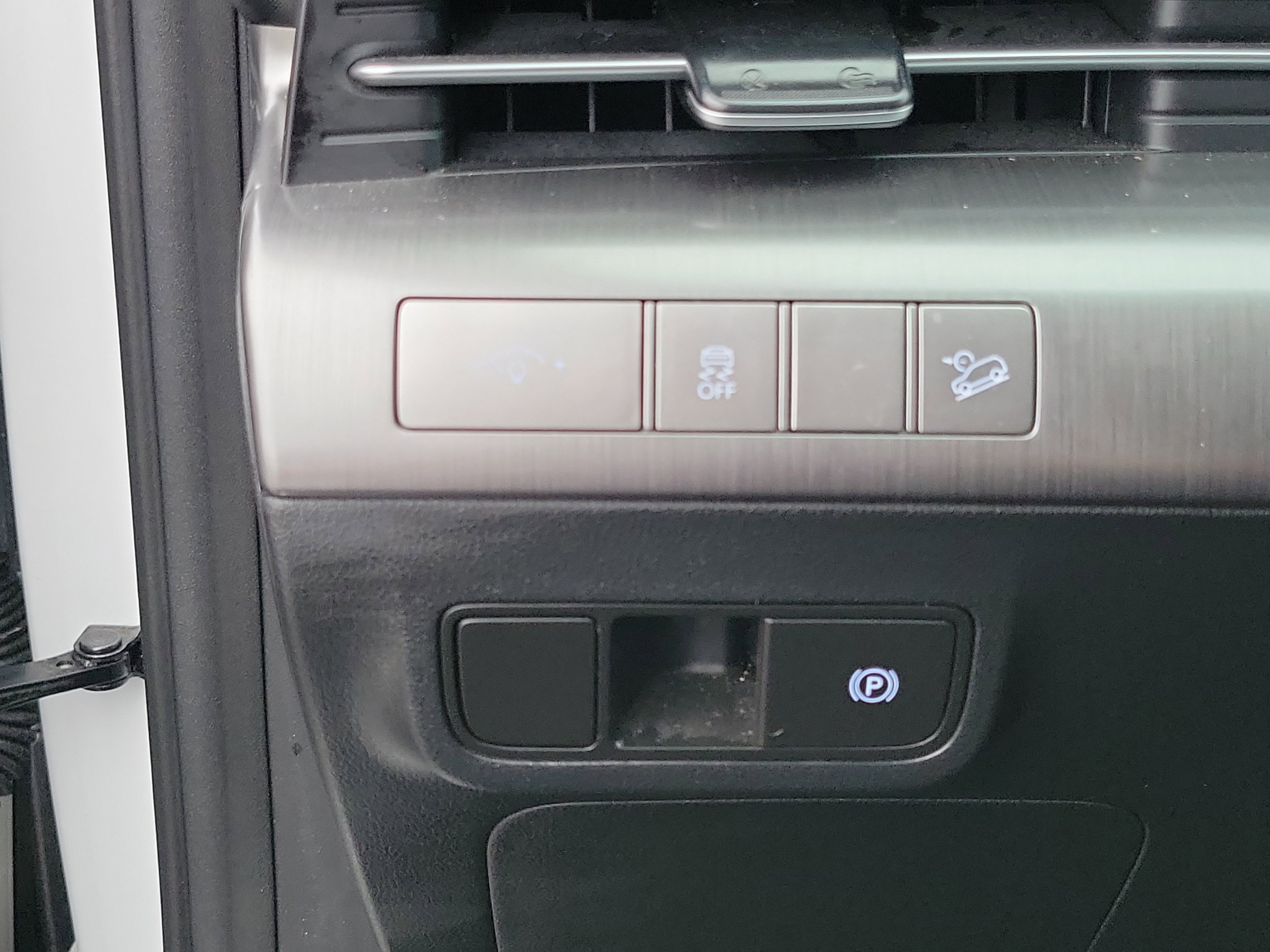 Certified 2024 Hyundai Kona SEL AWD/4WD image 16