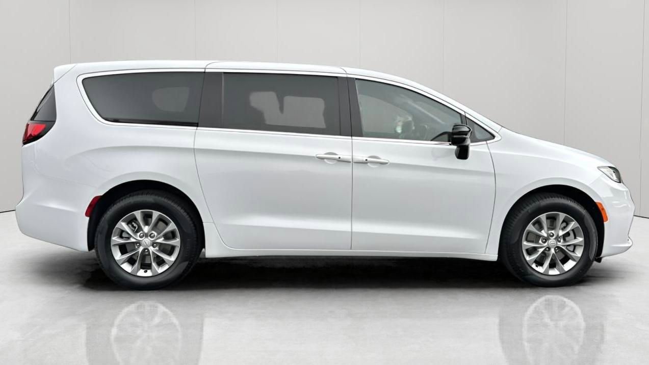 New 2025 Chrysler Pacifica Select AWD/4WD image 5