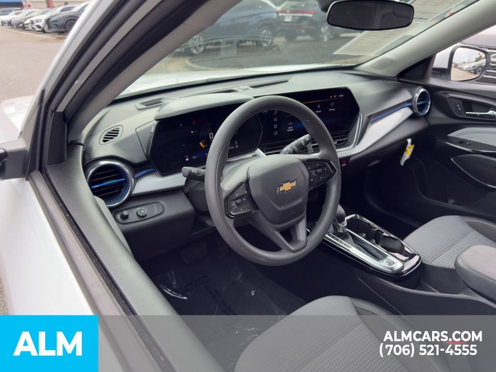 Used 2025 Chevrolet Trax LT FWD image 6