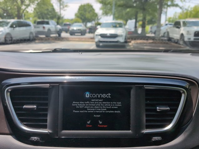 Used 2018 Chrysler Pacifica Touring-L FWD image 11
