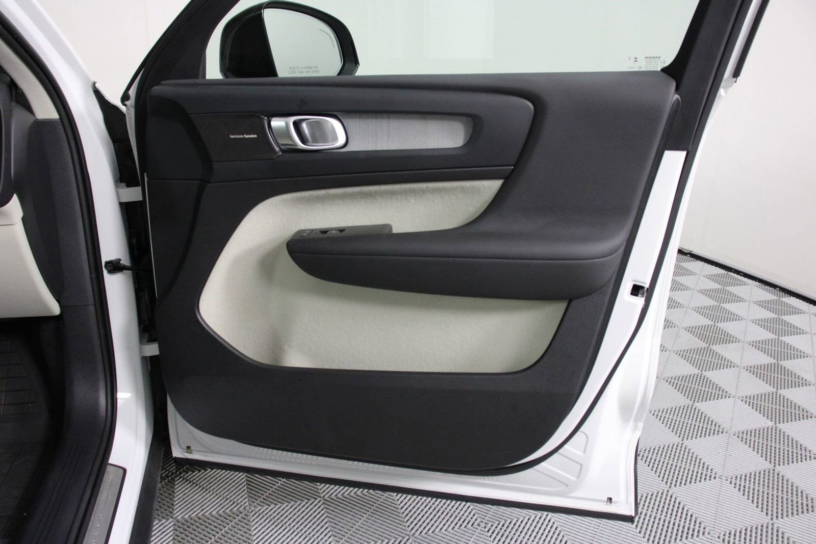 Used 2026 Volvo XC40 B5 Ultra w/ Climate Package image 21