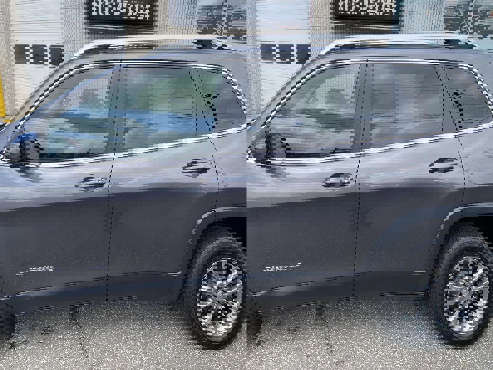 Used 2020 Jeep Cherokee Latitude Plus w/ Cold Weather Group image 4