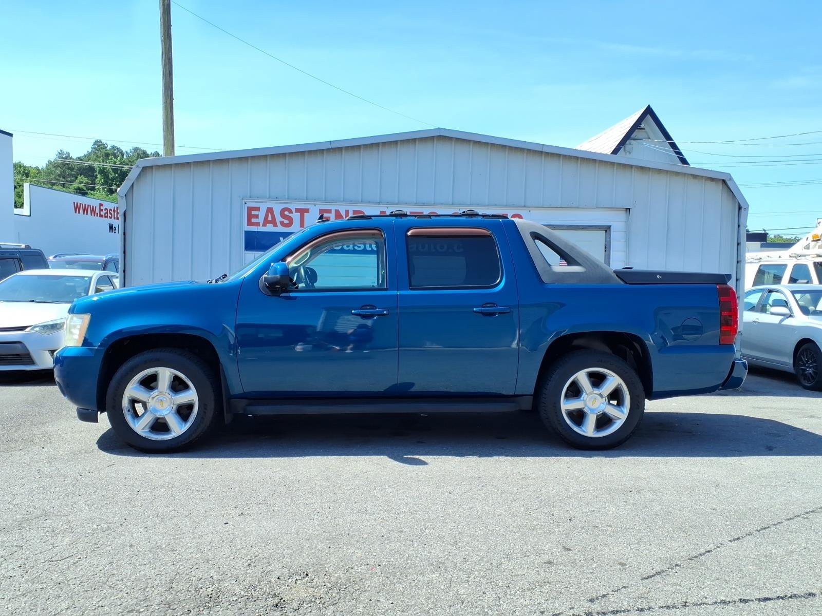 Used 2007 Chevrolet Avalanche LTZ w/ LTZ Preferred Equipment Group AWD/4WD image 2