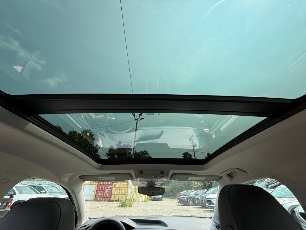 Used 2023 Volkswagen Taos SE w/ Panoramic Sunroof Package FWD image 22