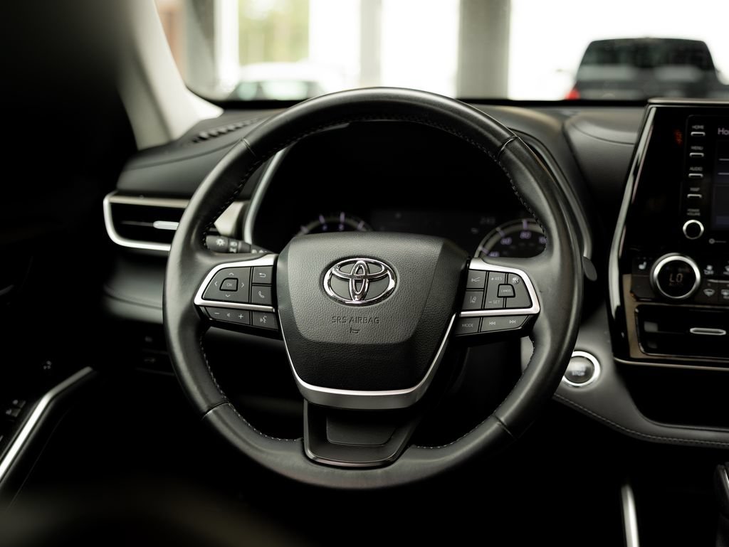 Used 2022 Toyota Highlander XLE AWD/4WD image 13