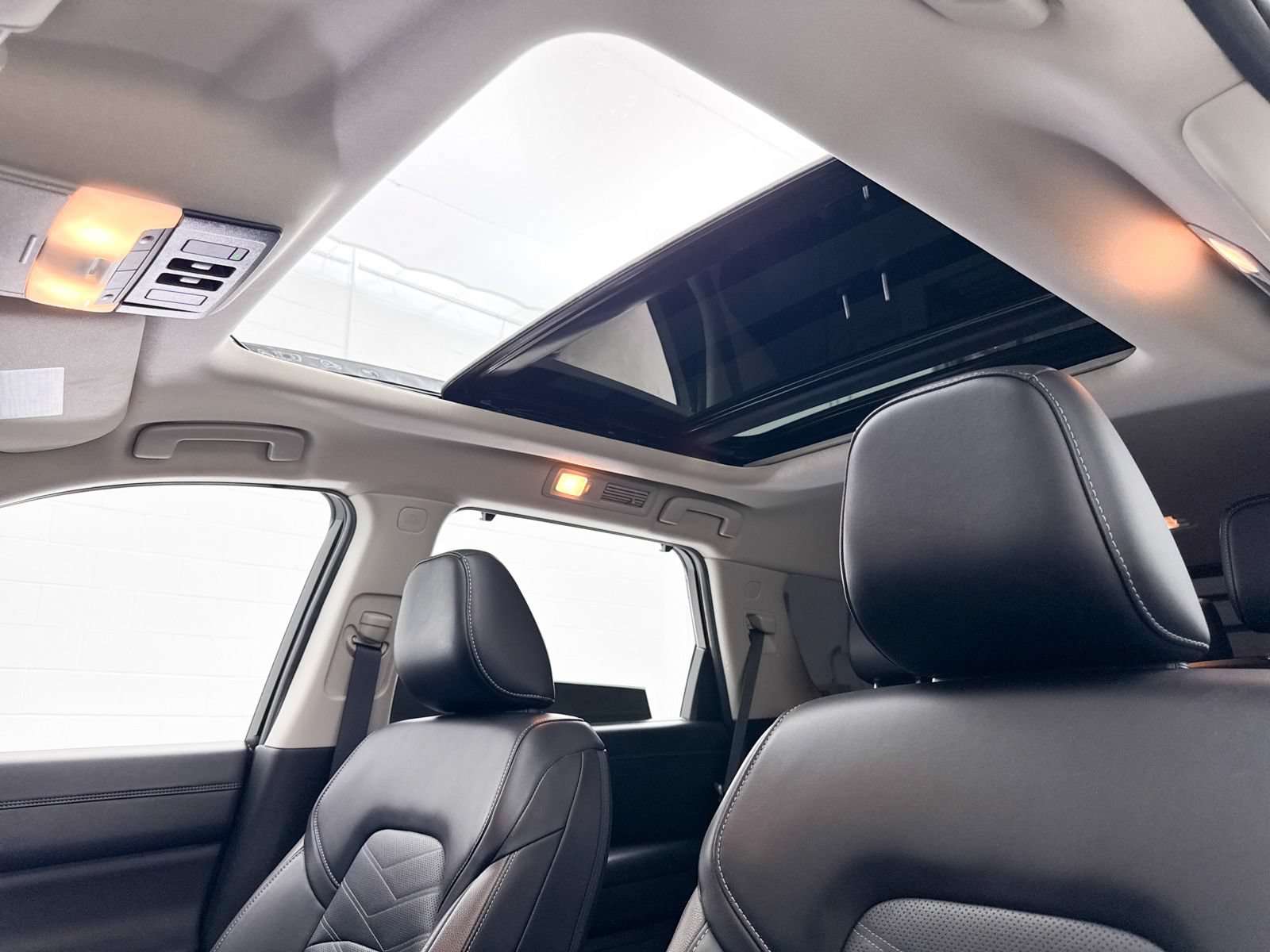 Used 2024 Nissan Pathfinder Platinum FWD image 3