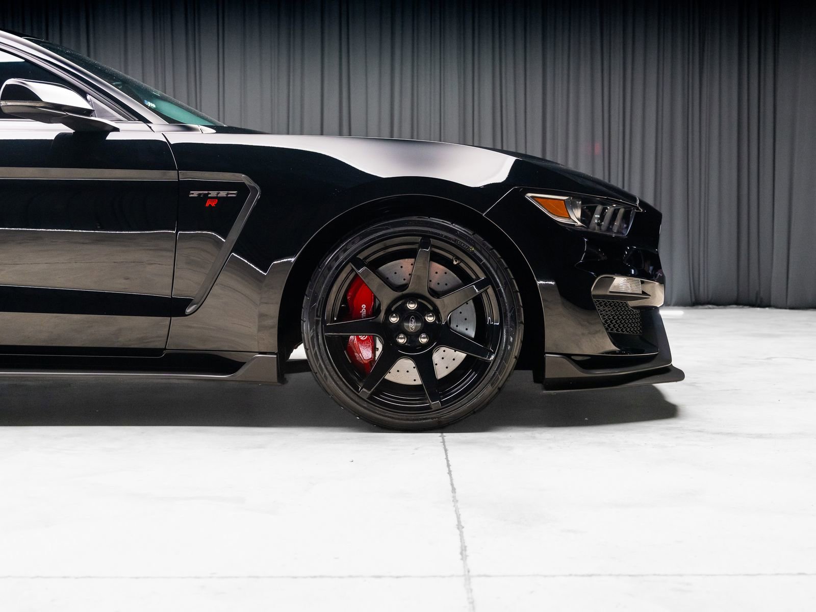 Used 2016 Ford Mustang Shelby GT350R w/ GT350R Equipment Group 920A RWD image 31
