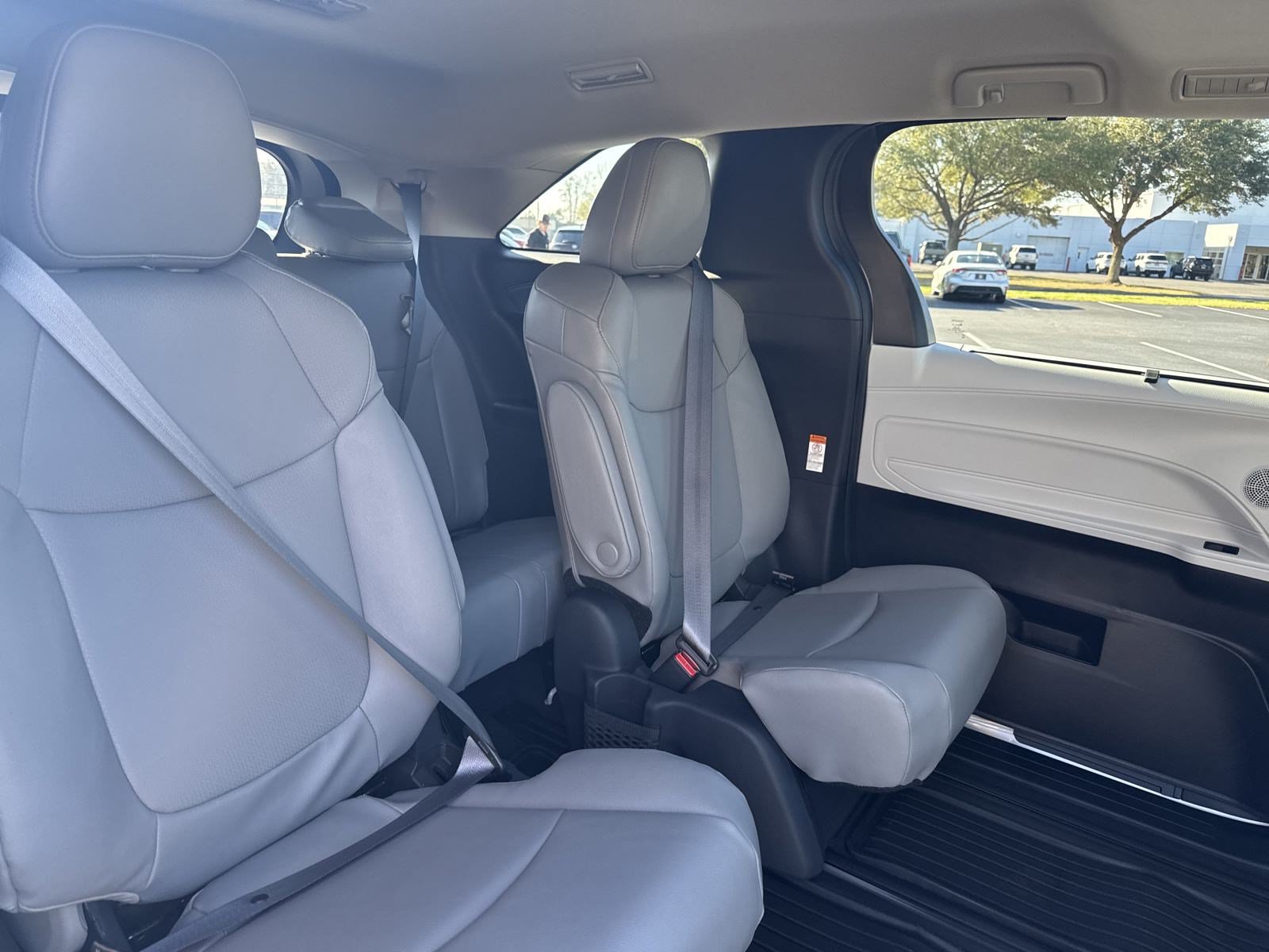 New 2025 Toyota Sienna XLE FWD image 32