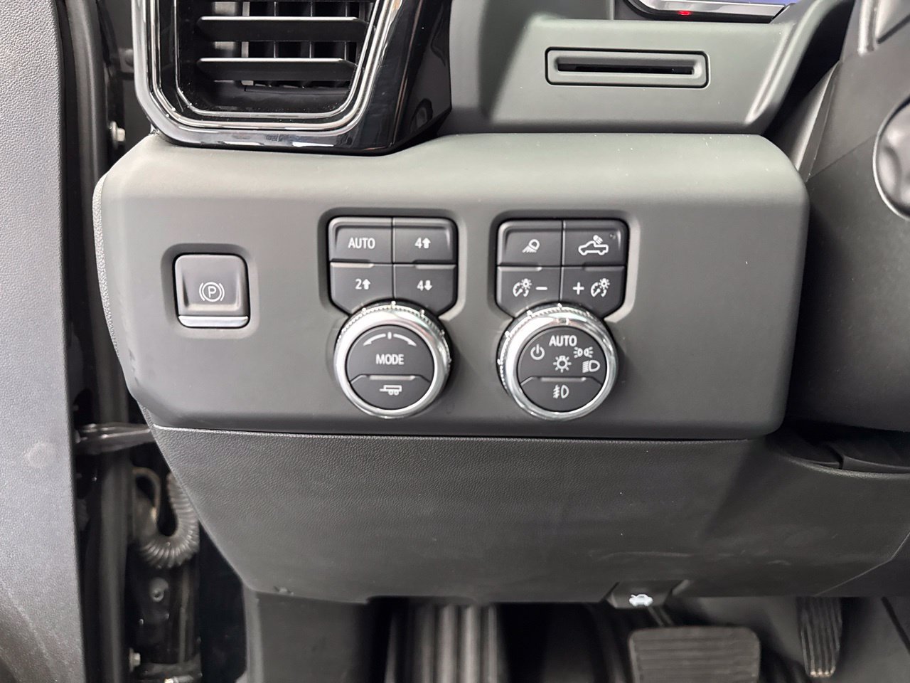 Used 2023 GMC Sierra 1500 AT4 w/ AT4 Preferred Package AWD/4WD image 36