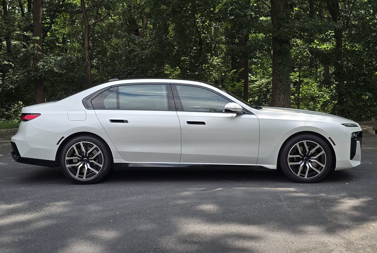 Used 2023 BMW 760i xDrive w/ Parking Assistance Package AWD/4WD image 7
