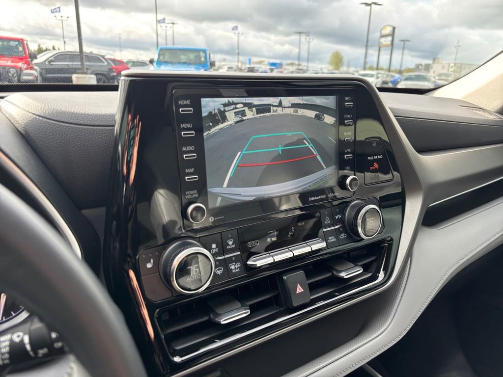 Used 2022 Toyota Highlander XLE AWD/4WD image 19