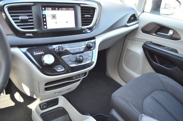 Used 2023 Chrysler Voyager LX image 24