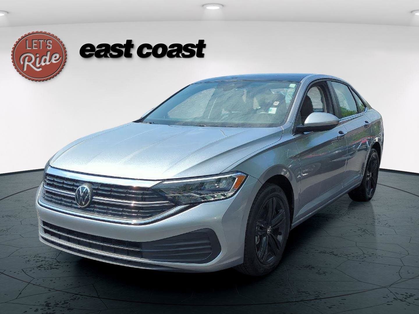 Used 2023 Volkswagen Jetta SE w/ Panoramic Sunroof Package