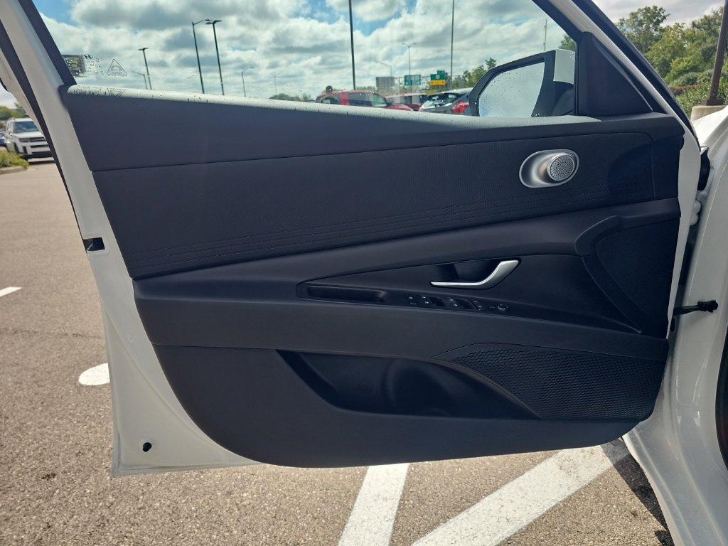 New 2026 Hyundai Elantra SE FWD image 10