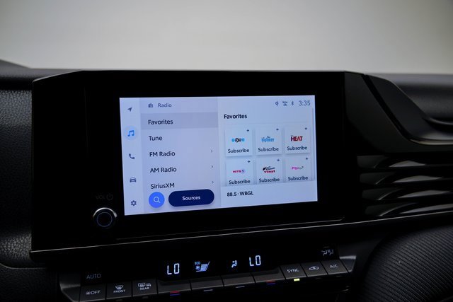 Used 2025 Toyota Camry SE image 3