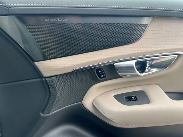 New 2026 Volvo XC90 T8 Plus w/ Protection Package Premier image 33