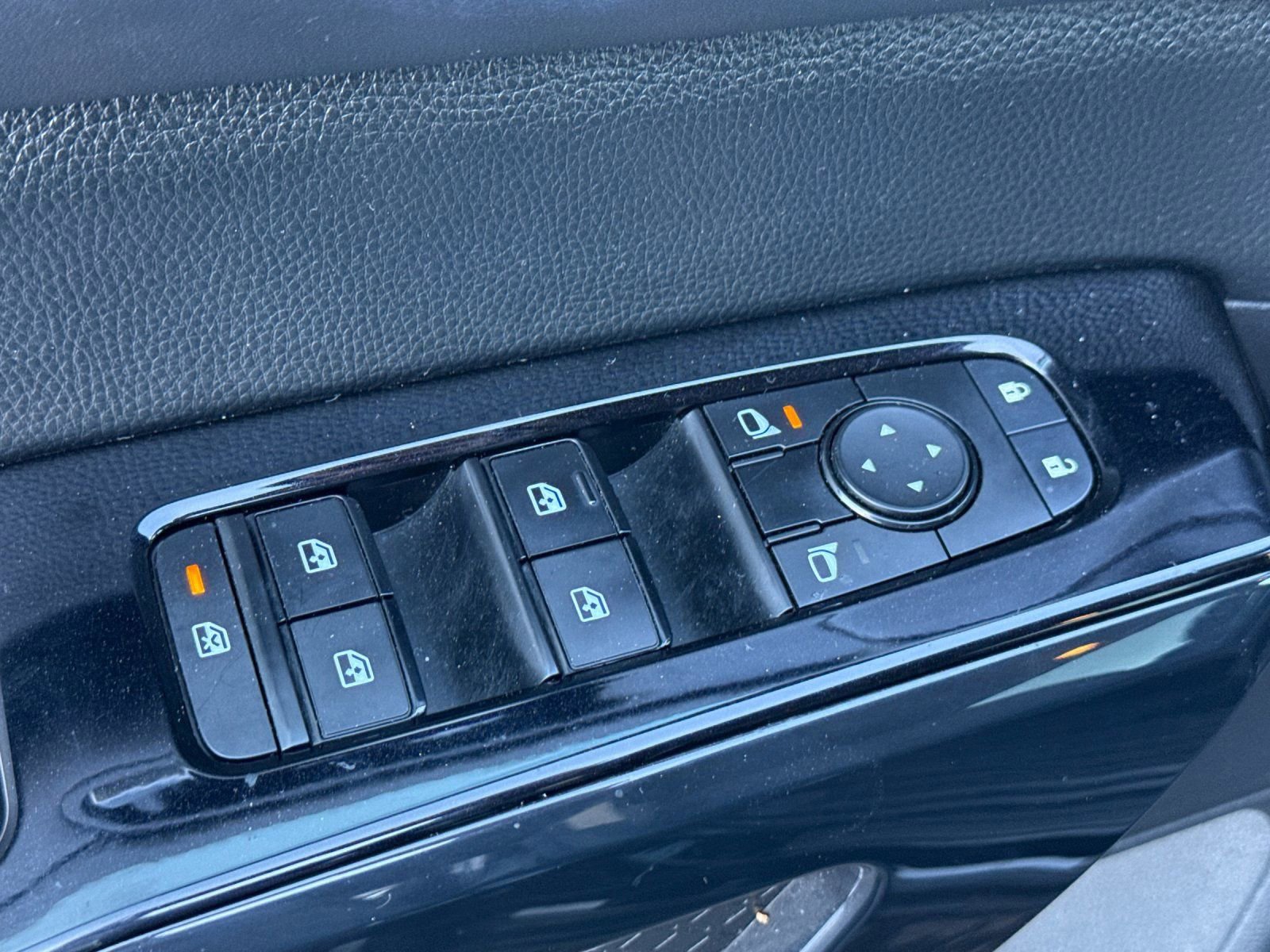 Used 2022 Nissan Pathfinder SV image 11