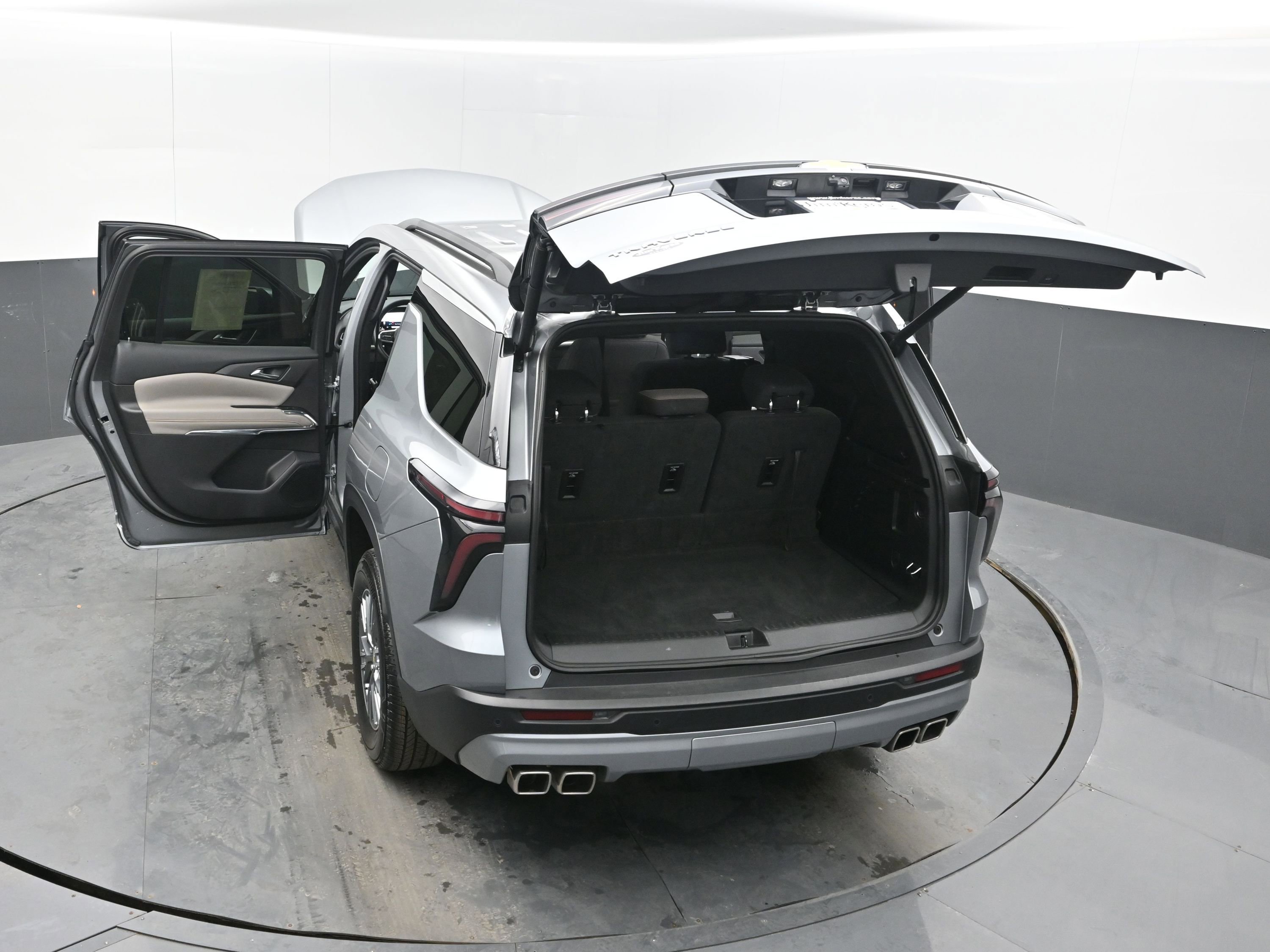 Used 2025 Chevrolet Traverse LT image 44