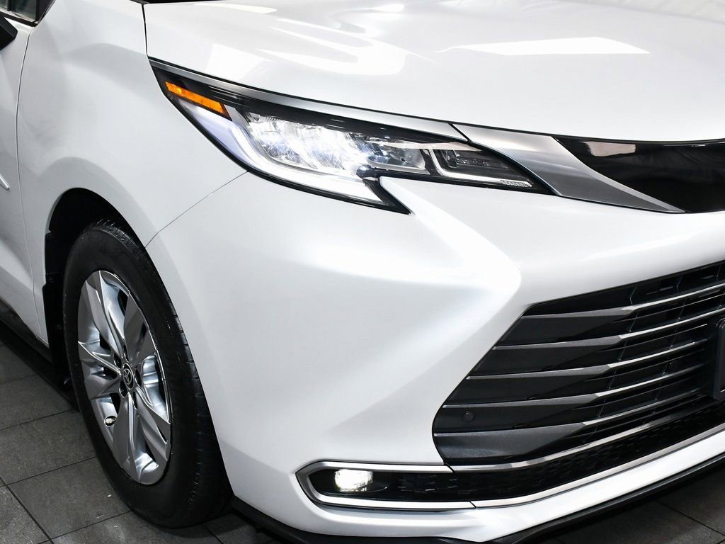 Used 2023 Toyota Sienna Limited image 77