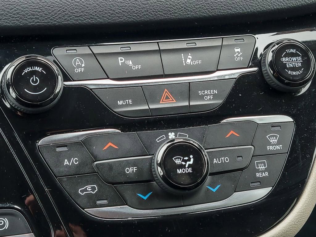 Used 2023 Chrysler Pacifica Touring-L image 17