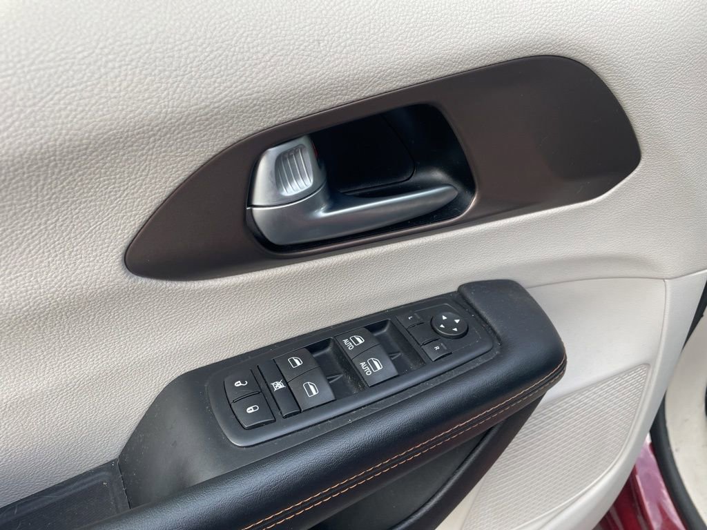 Used 2017 Chrysler Pacifica Touring w/ Tire & Wheel Group image 16