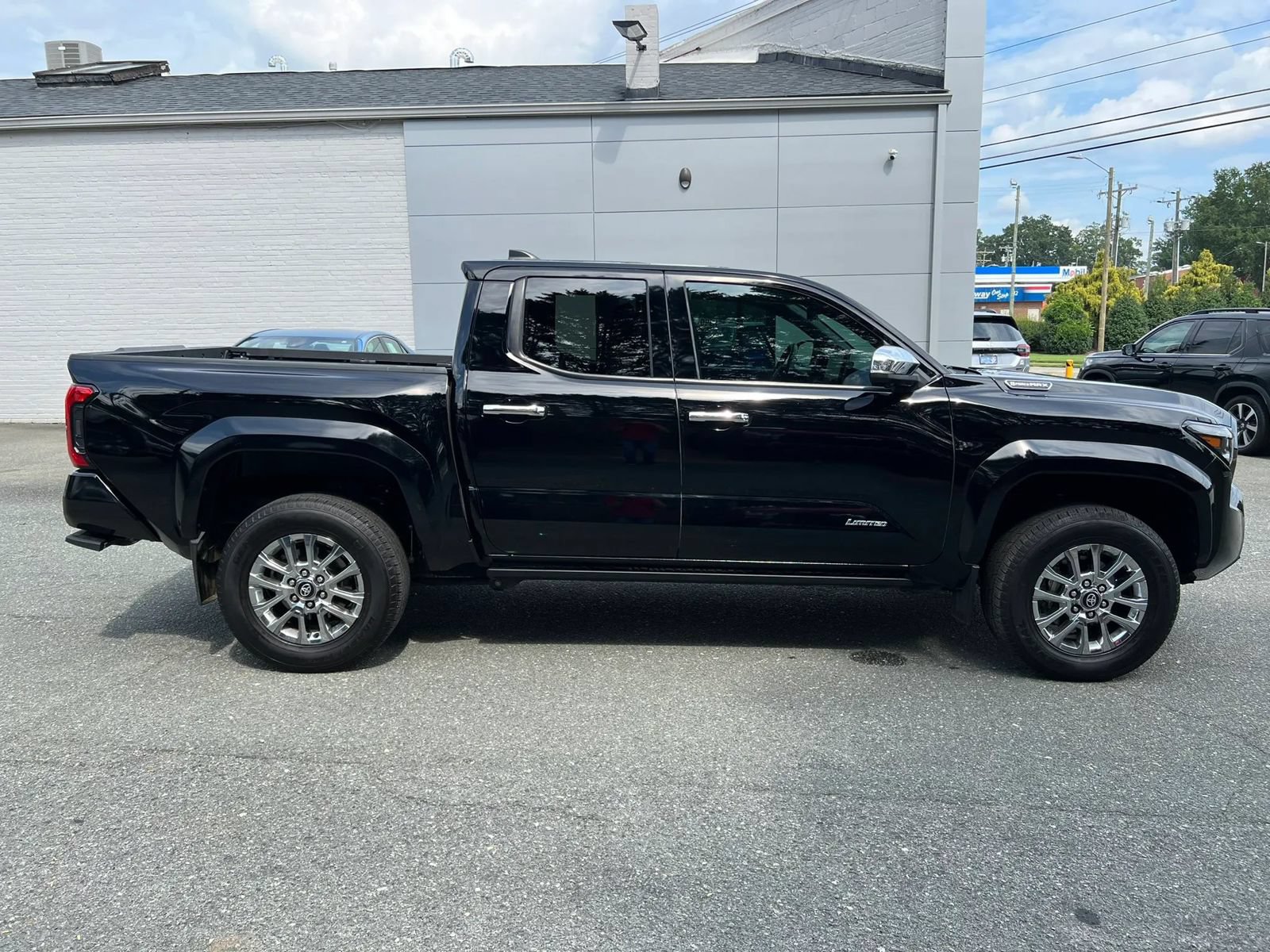 Used 2025 Toyota Tacoma Limited AWD/4WD image 3