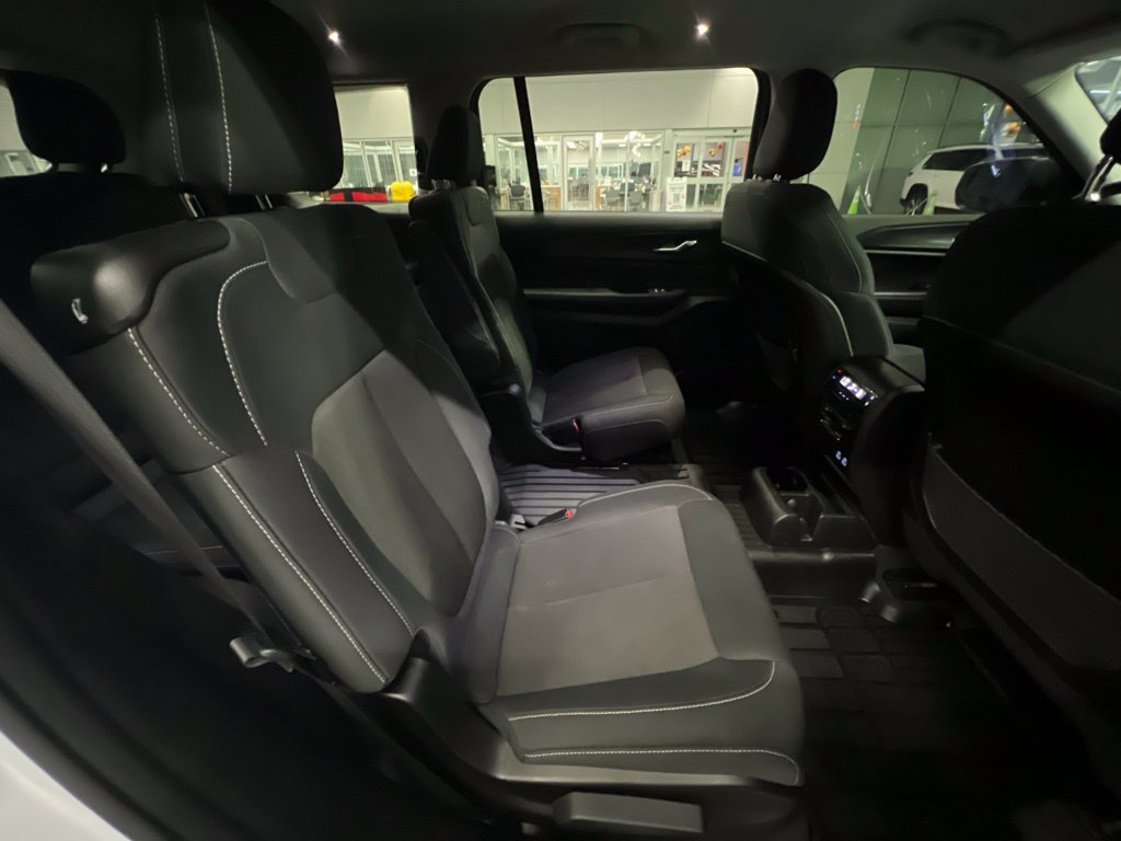 Used 2023 Jeep Grand Cherokee L Laredo RWD image 23