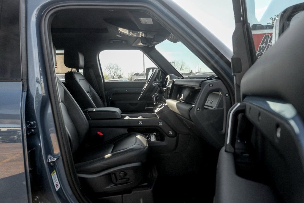 Used 2025 Land Rover Defender 110 S image 22