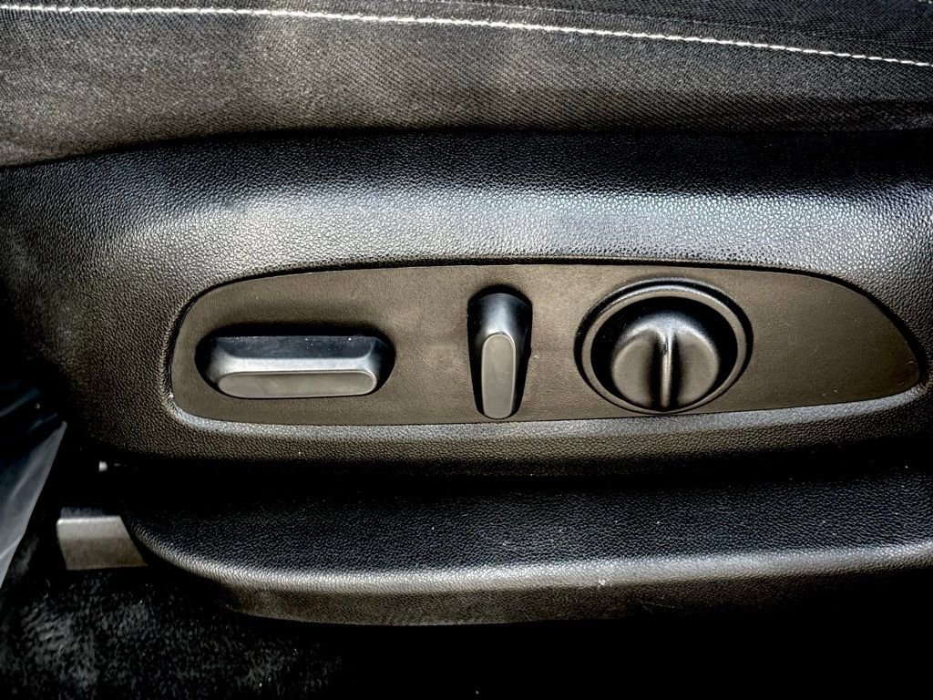 Used 2023 Chevrolet Traverse LT image 11