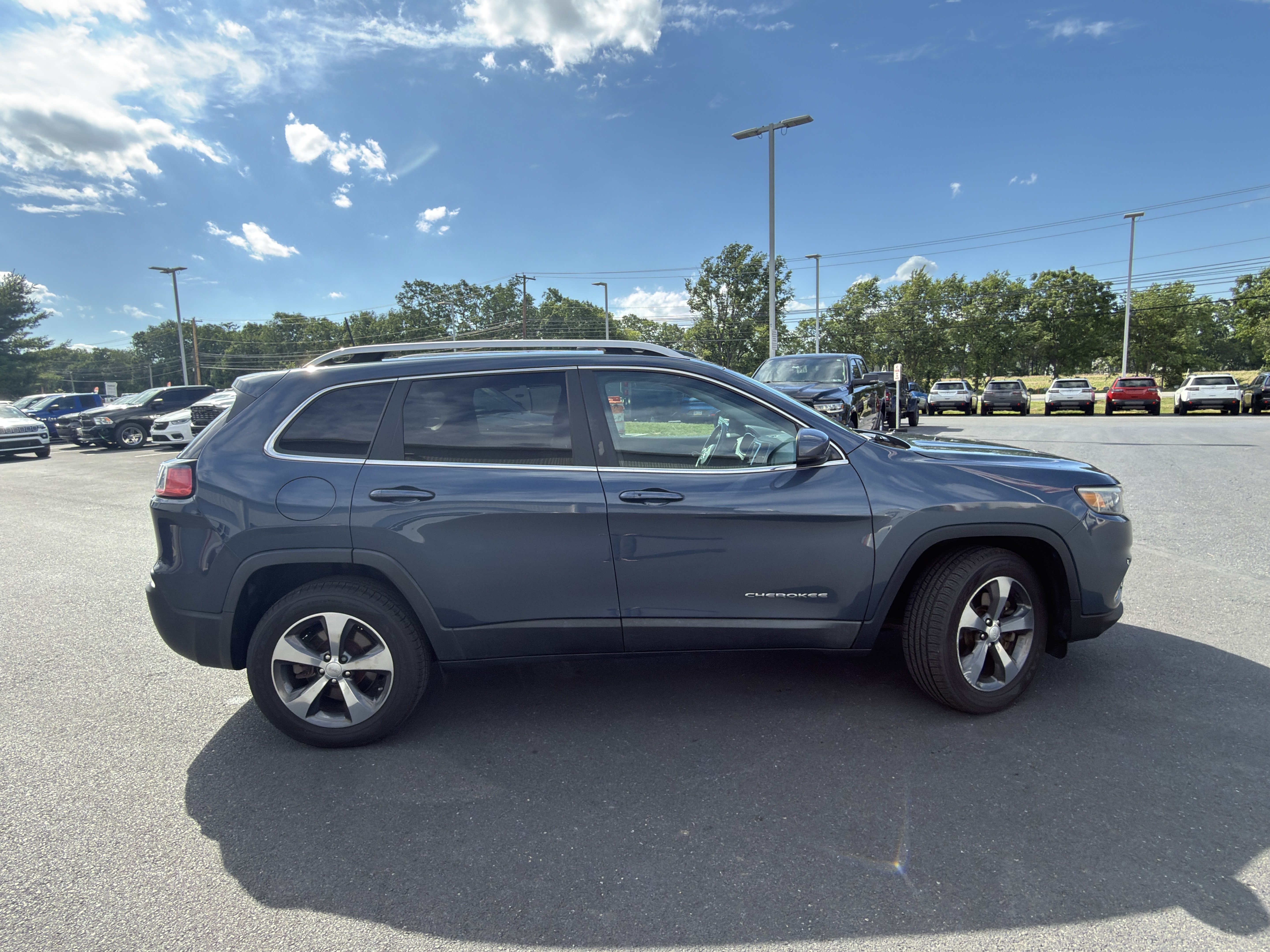Used 2019 Jeep Cherokee Limited AWD/4WD image 3