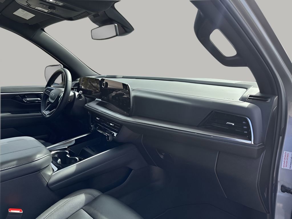 Used 2025 Chevrolet Suburban Z71 image 14