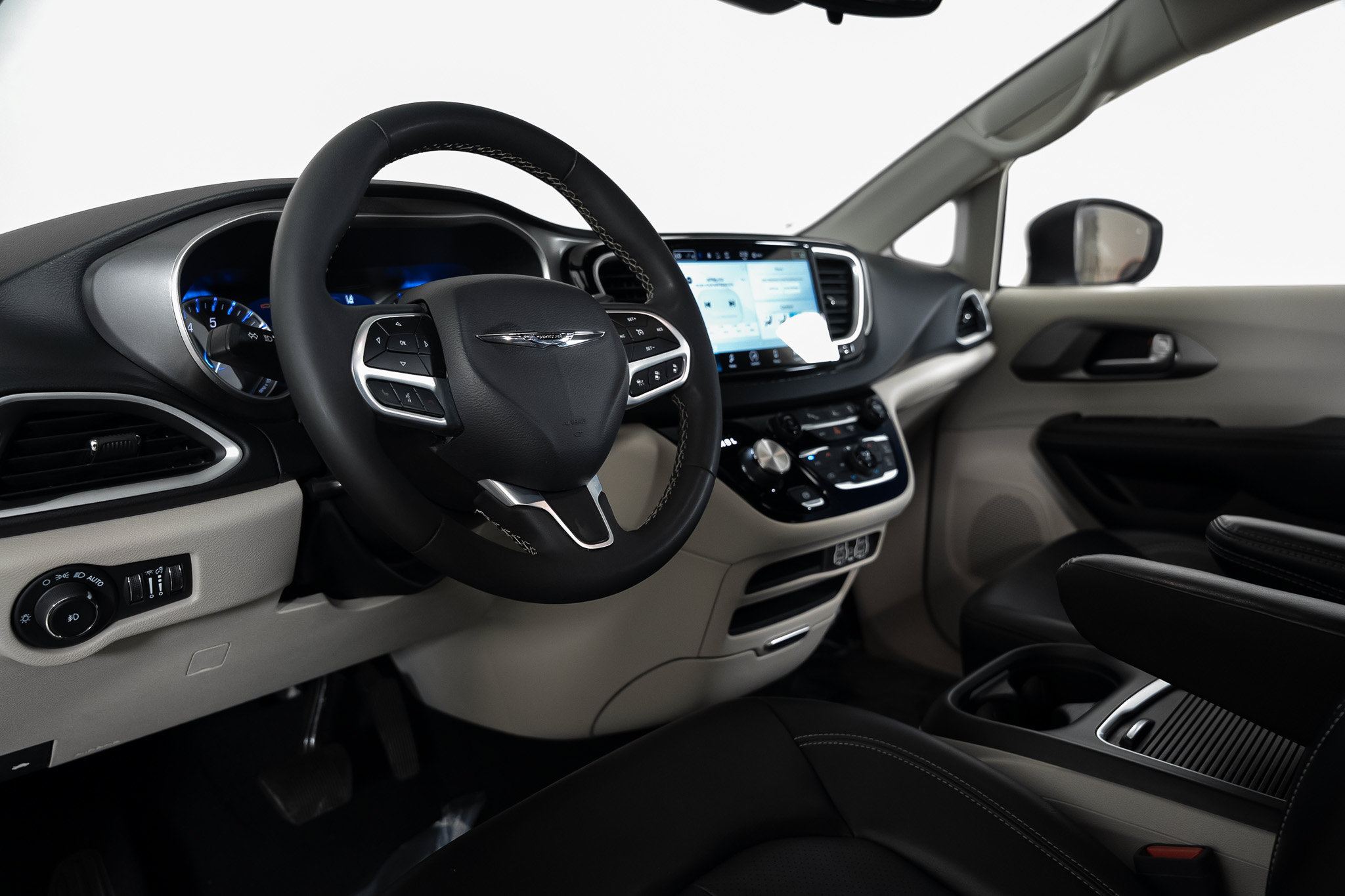 Used 2023 Chrysler Pacifica Touring-L FWD image 29