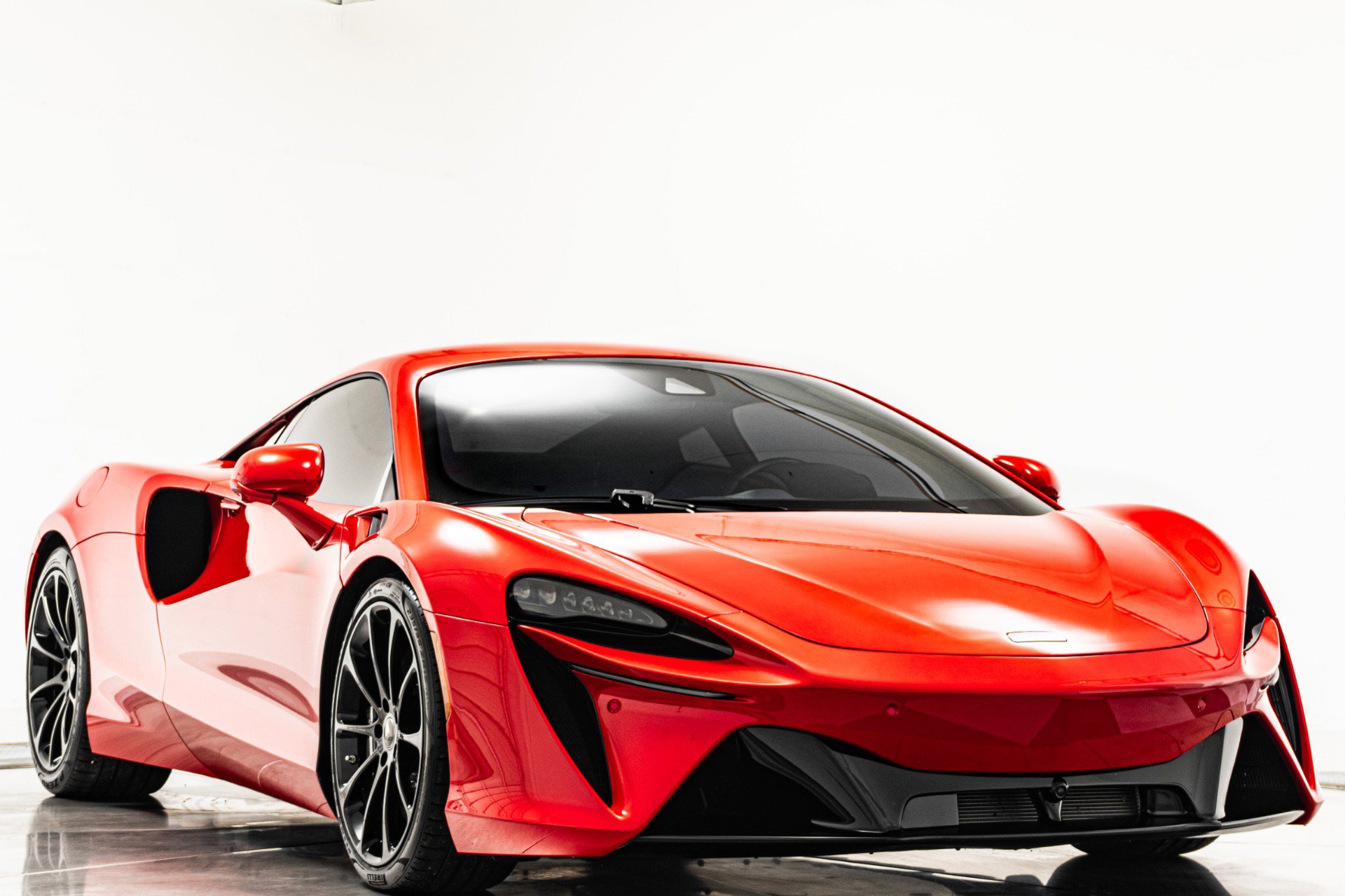 Used 2023 McLaren Artura RWD image 37