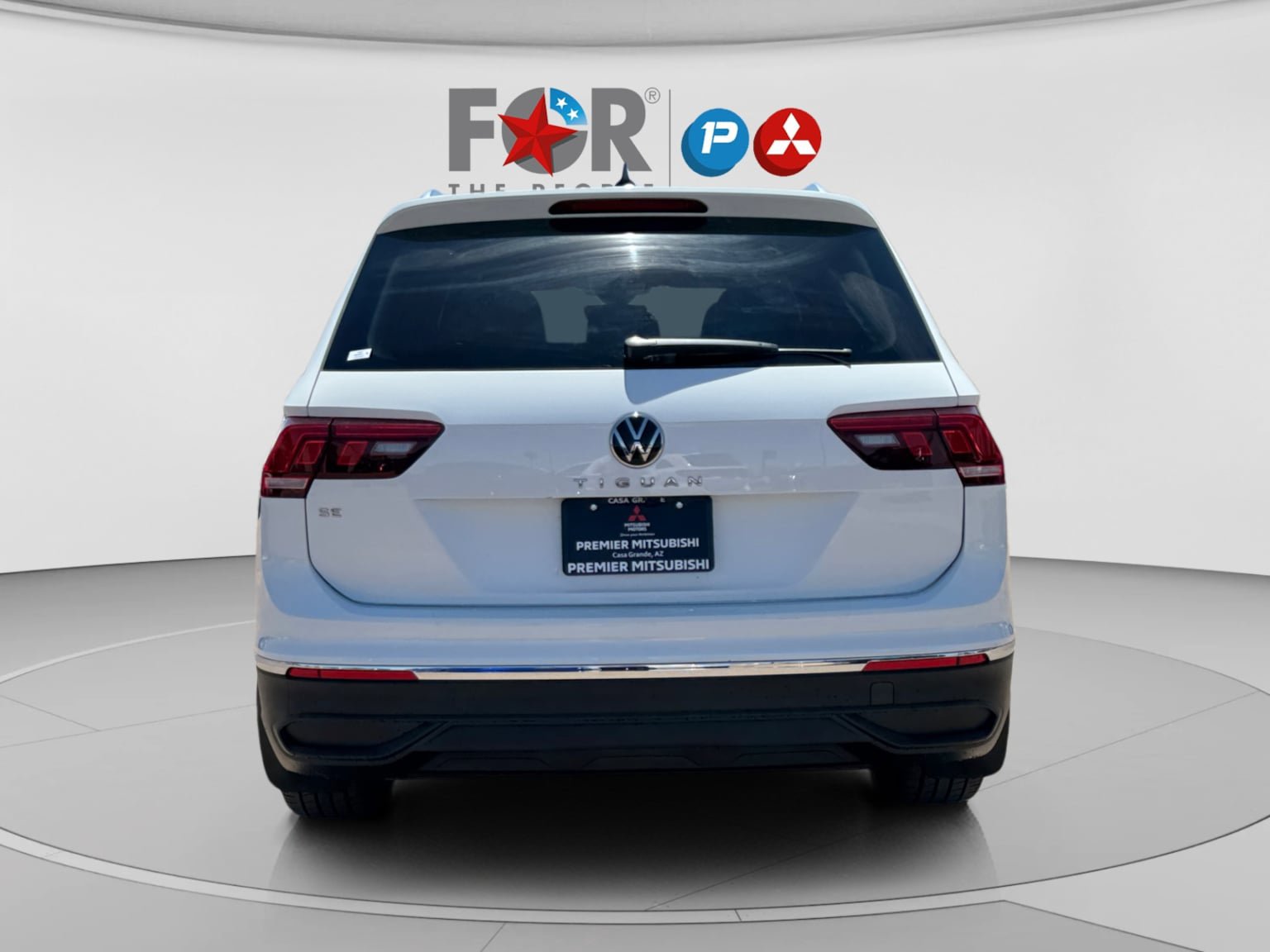 Used 2024 Volkswagen Tiguan SE w/ Panoramic Sunroof Package FWD image 4