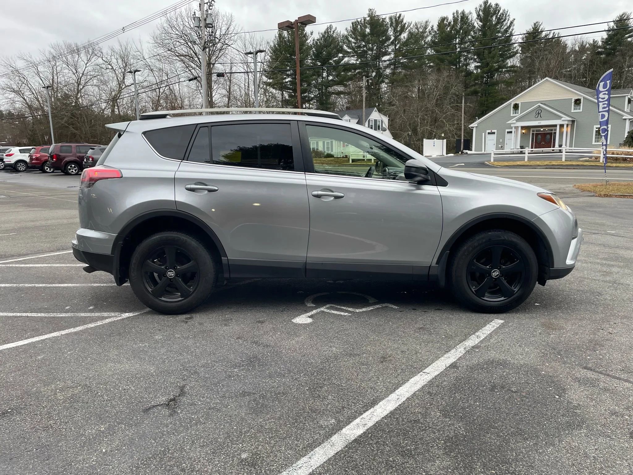 Used 2018 Toyota RAV4 LE w/ Carpet Mat Package image 5