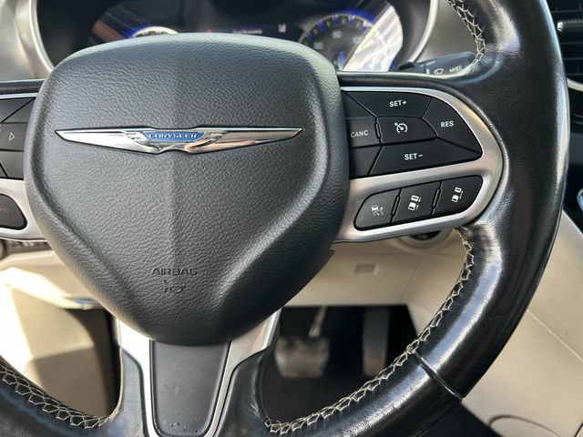 Used 2021 Chrysler Pacifica Touring-L FWD image 26
