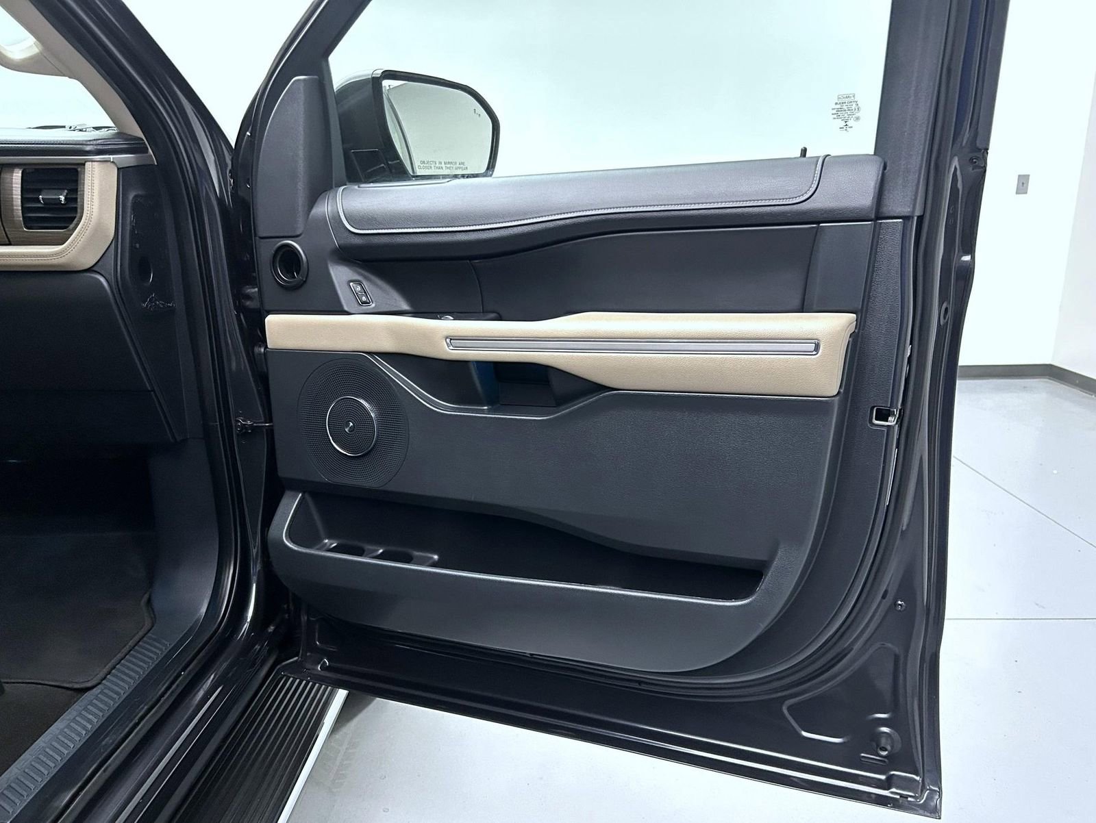 Used 2022 Ford Expedition Limited image 16