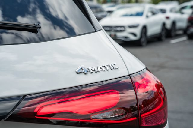 Used 2024 Mercedes-Benz GLC 300 4MATIC image 8