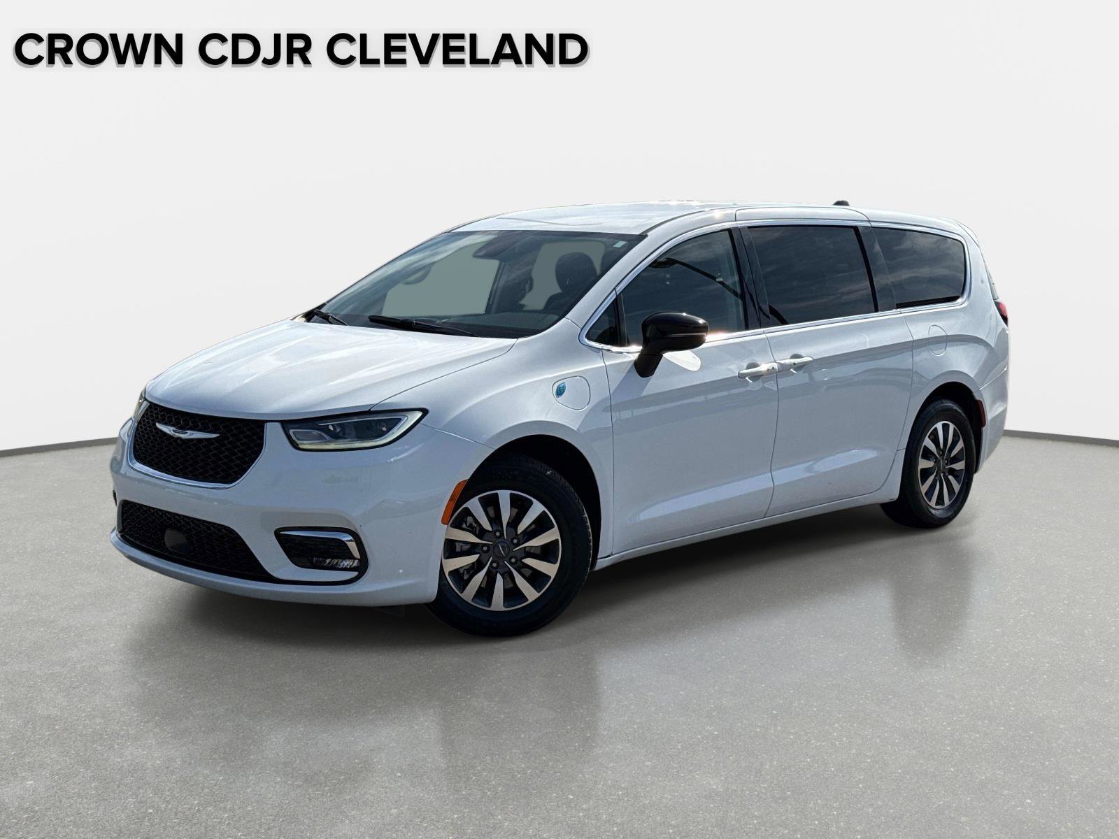 Used 2024 Chrysler Pacifica Select