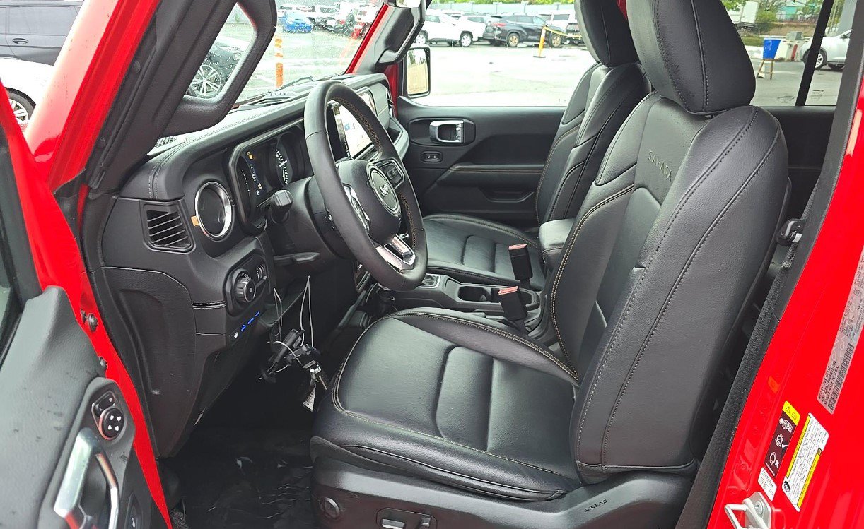 Used 2024 Jeep Wrangler Unlimited Sahara w/ Technology Group AWD/4WD image 7
