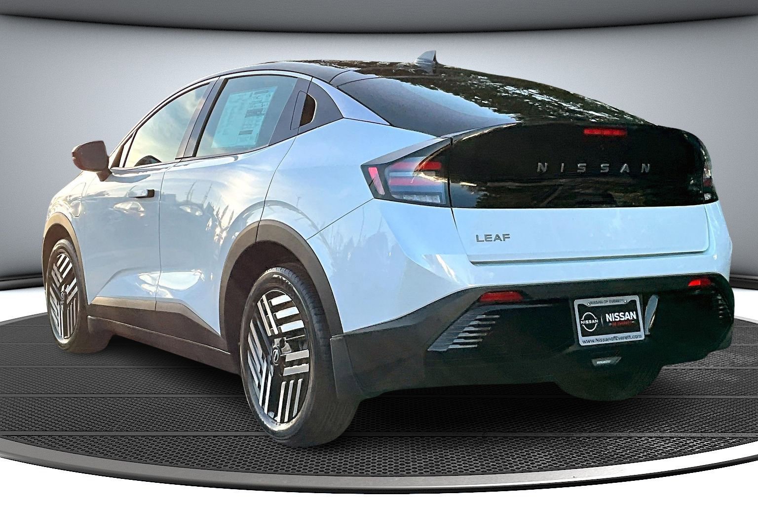 Used 2026 Nissan Leaf SV+ w/ Floor Mat Package (SV+) FWD image 3
