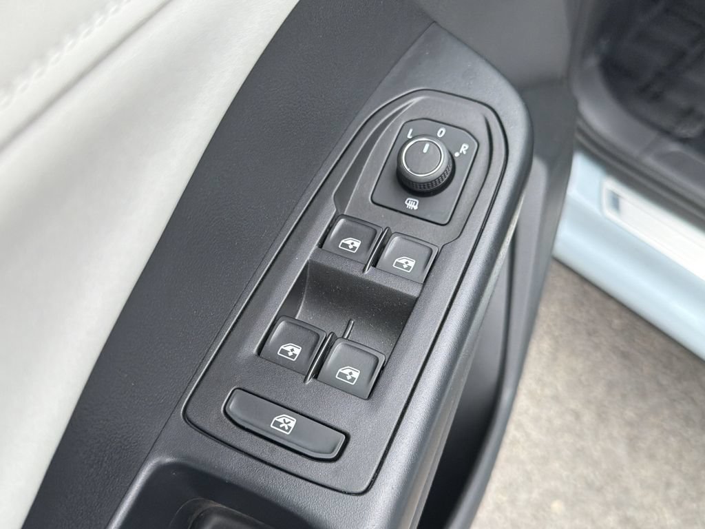 Used 2025 Volkswagen Taos SE FWD image 22