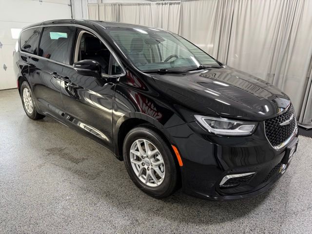 Used 2024 Chrysler Pacifica Touring-L image 3