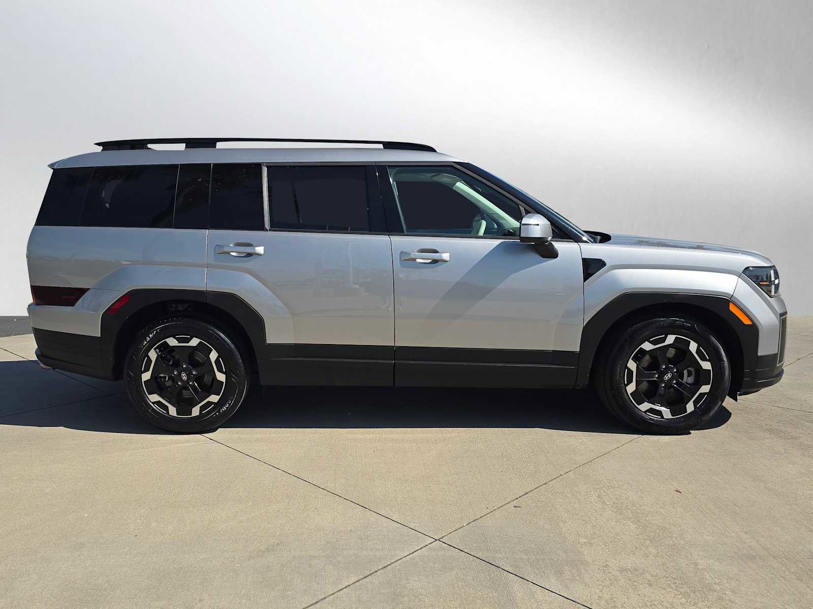 Used 2024 Hyundai Santa Fe SEL image 2