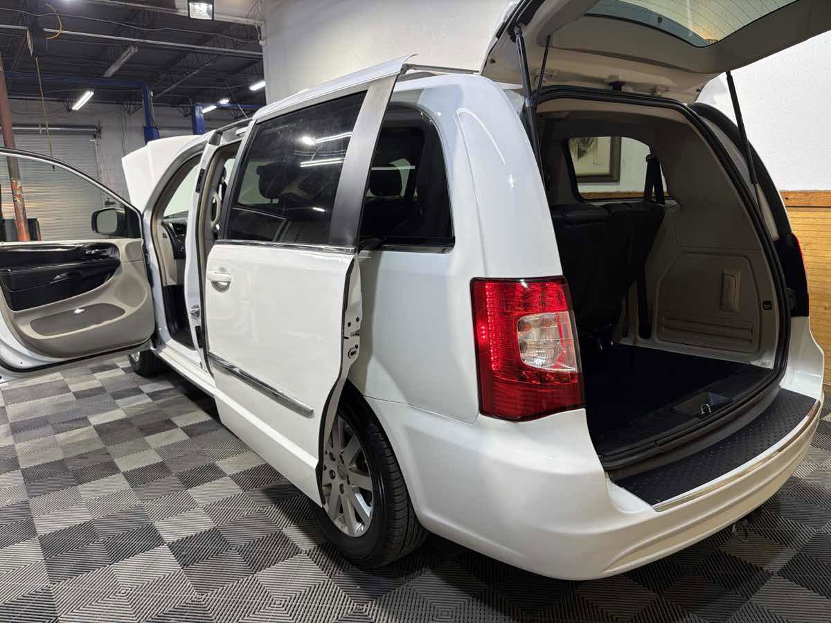 Used 2014 Chrysler Town & Country Touring FWD image 13