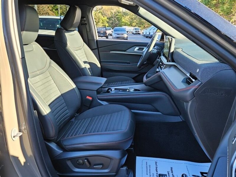 New 2026 Ford Explorer ST-Line w/ ST-Line Street Pack image 18