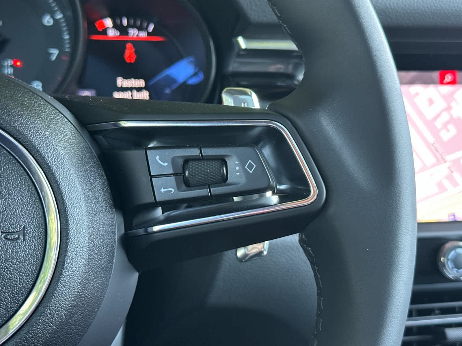 Certified 2025 Porsche Macan AWD/4WD image 28